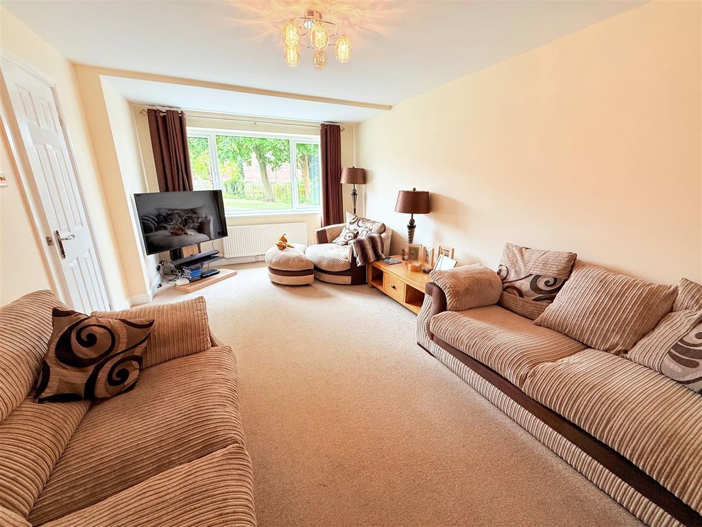 Property photo 3 of 16 Lounge