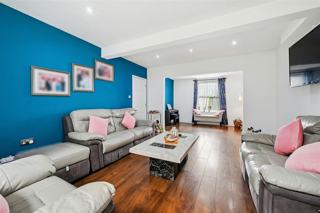 Property photo 2 of 12 Garendon Road (1).Jpg