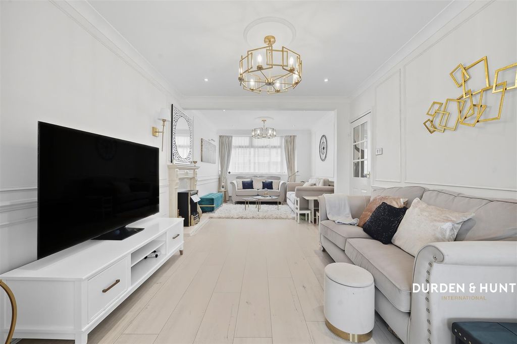 Property photo 3 of 21 Wansford Road