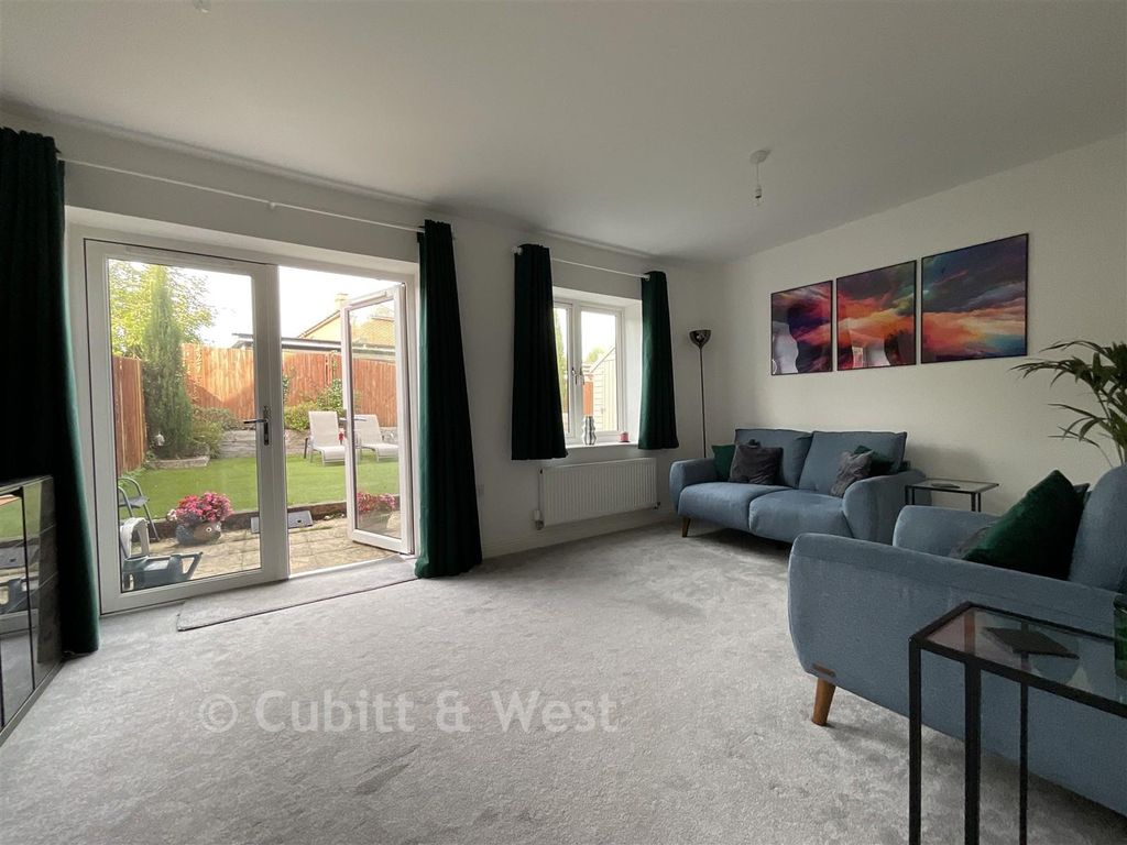Property photo 3 of 11 Lounge/