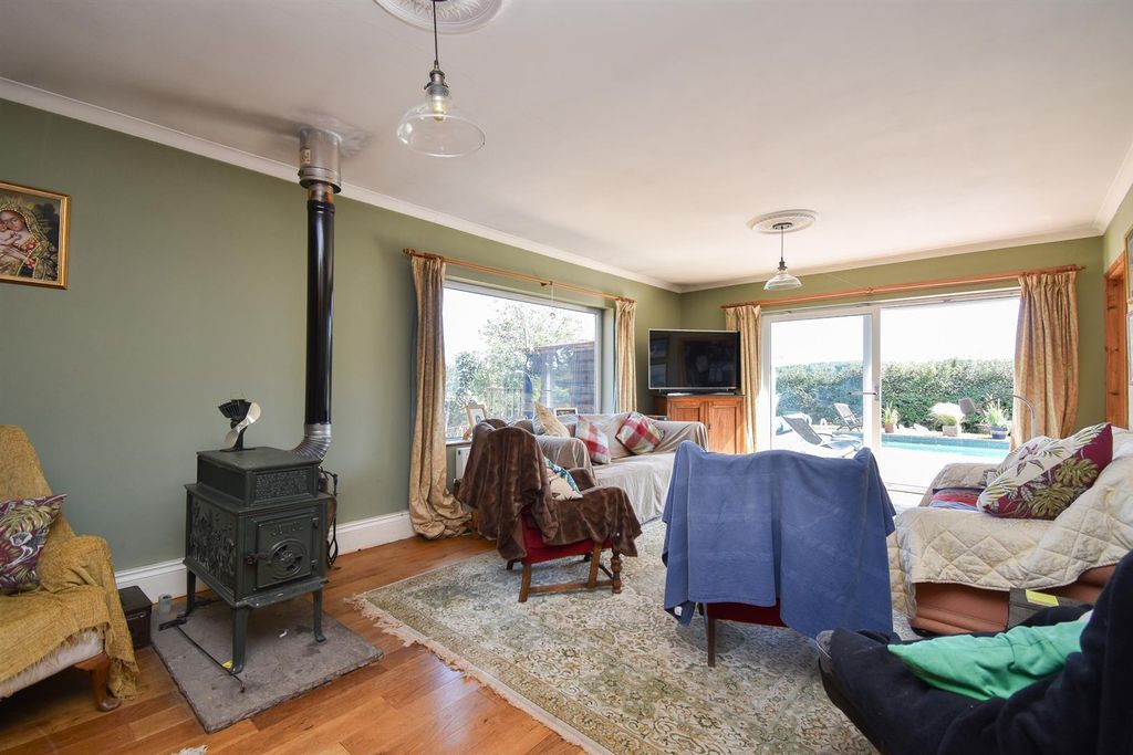Property photo 3 of 33 Living Room