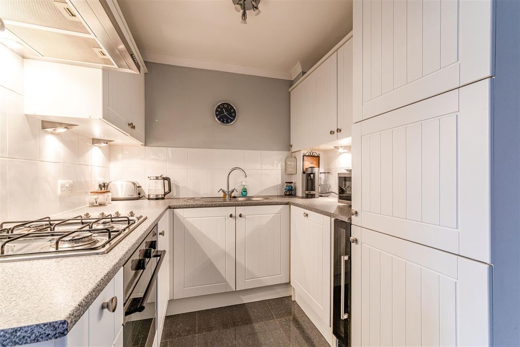 Property photo 3 of 11 Kitchen