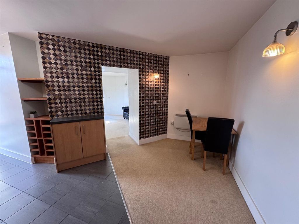 Property photo 3 of 18 Dining Area