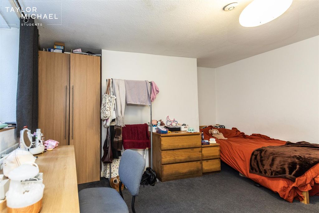 Property photo 3 of 5 Room