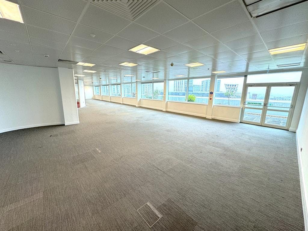 Property photo 3 of 11 27 Great West Road  Brentford  6th Floor 3 .Jpg