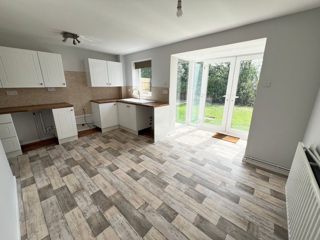 Property photo 2 of 14 Kitchen Cf31 Bridgend Brackla