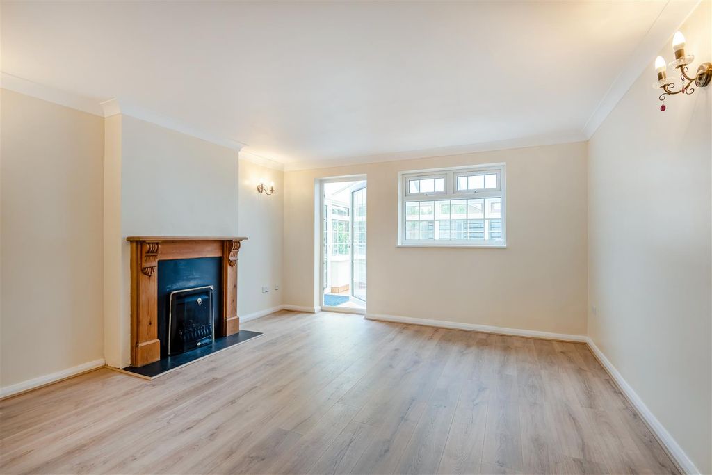 Property photo 3 of 20 8691795-Interior02.Jpg