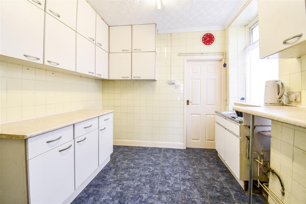 Property photo 3 of 17 Kitchen