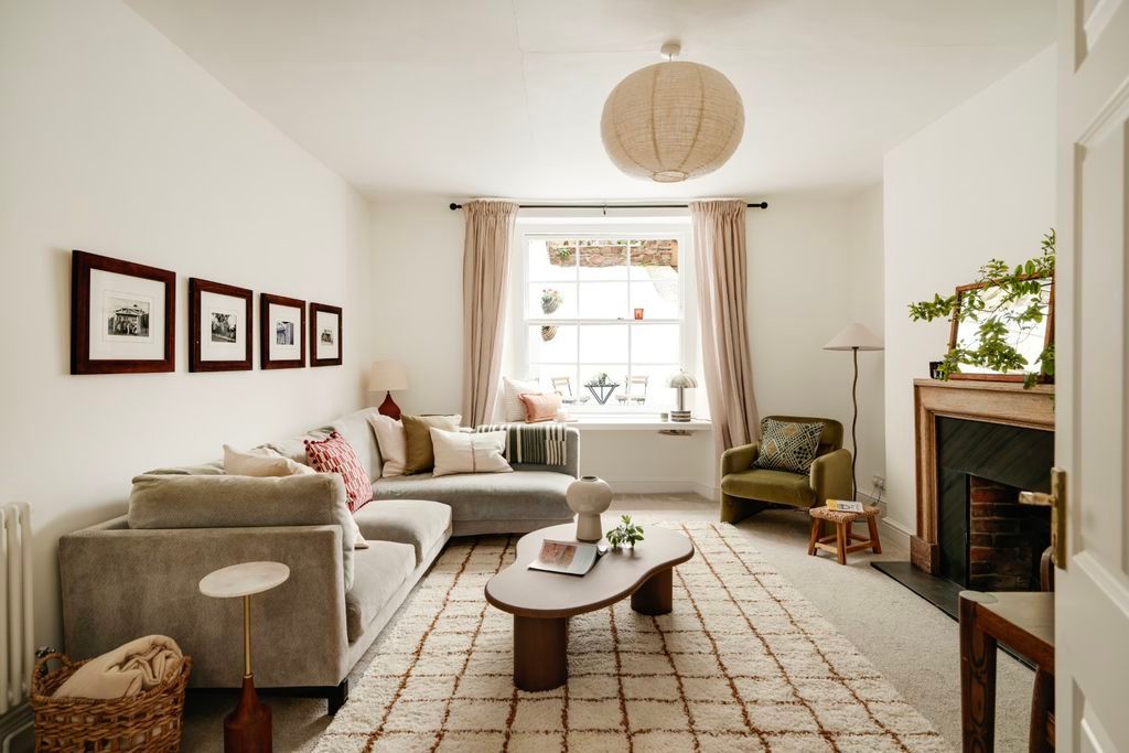 Property photo 1 of 17 Sitting Room