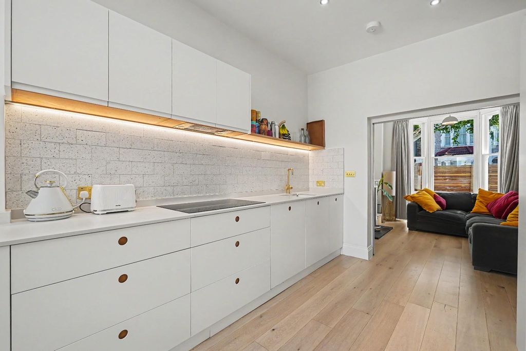 Property photo 2 of 18 Kitchen
