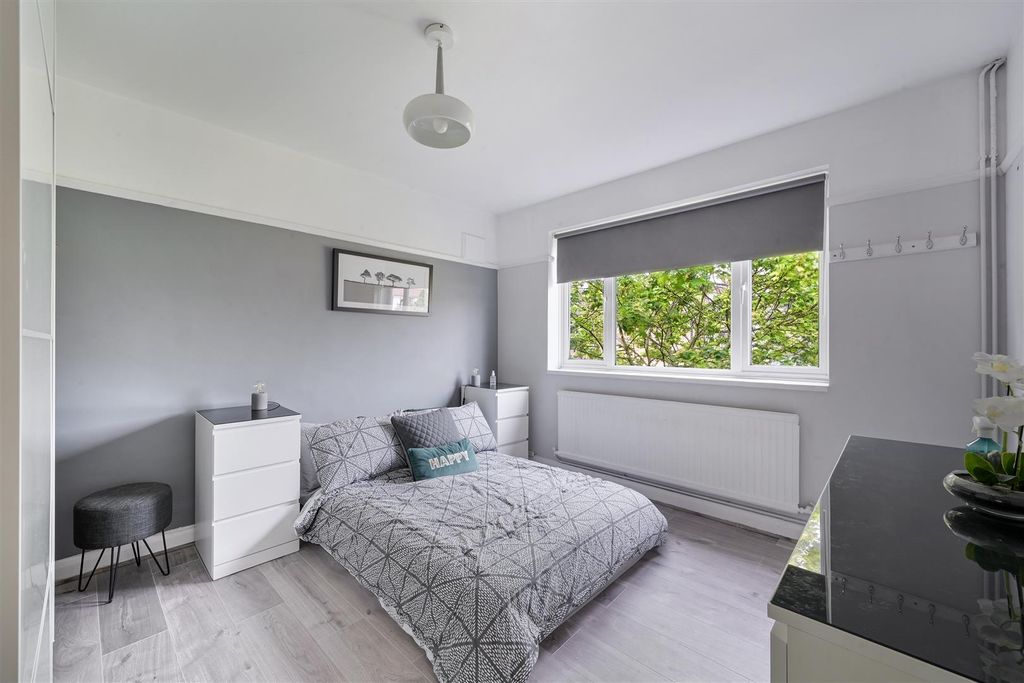 Property photo 2 of 10 Bedroom