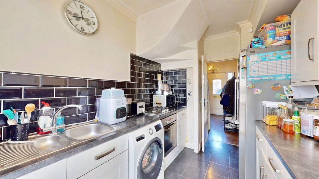 Property photo 3 of 15 Kitchen