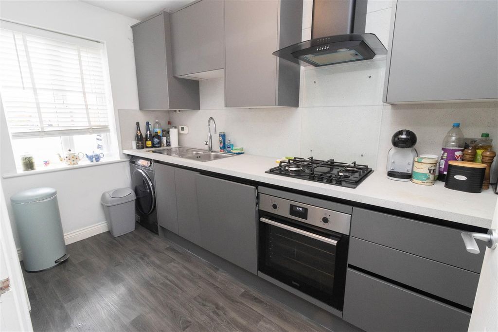 Property photo 3 of 10 Kitchen