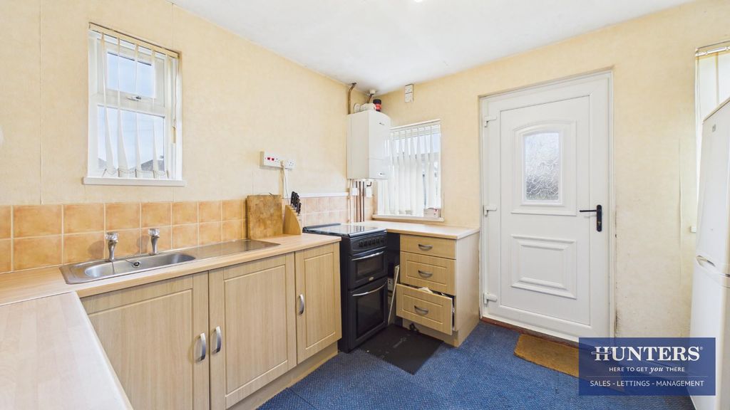 Property photo 3 of 17 Kitchen