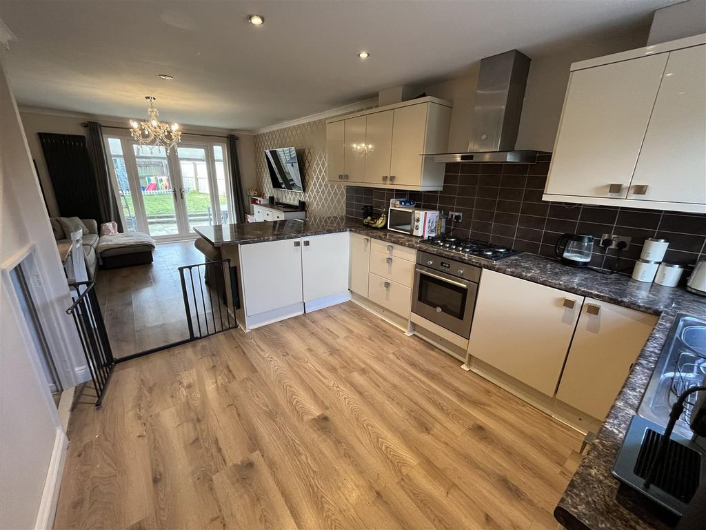 Property photo 3 of 10 Kitchen