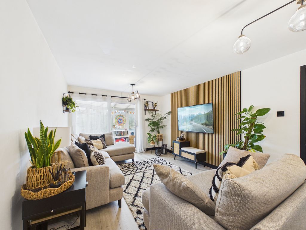 Property photo 2 of 17 Cam02536G0-Pr0053-Still006