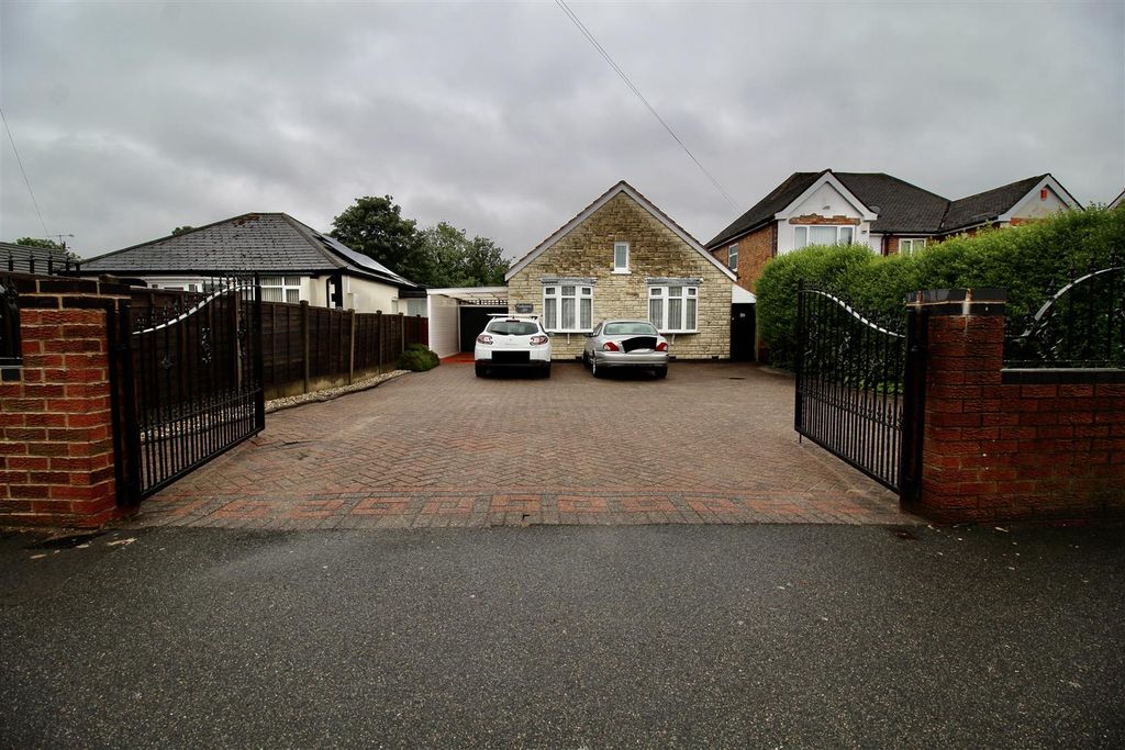 Property photo 1 of 28 Front Garden/Driveway