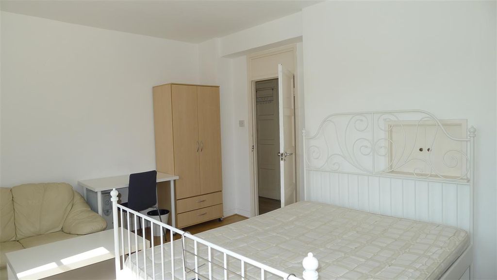 Property photo 3 of 17 Lounge Bed 1