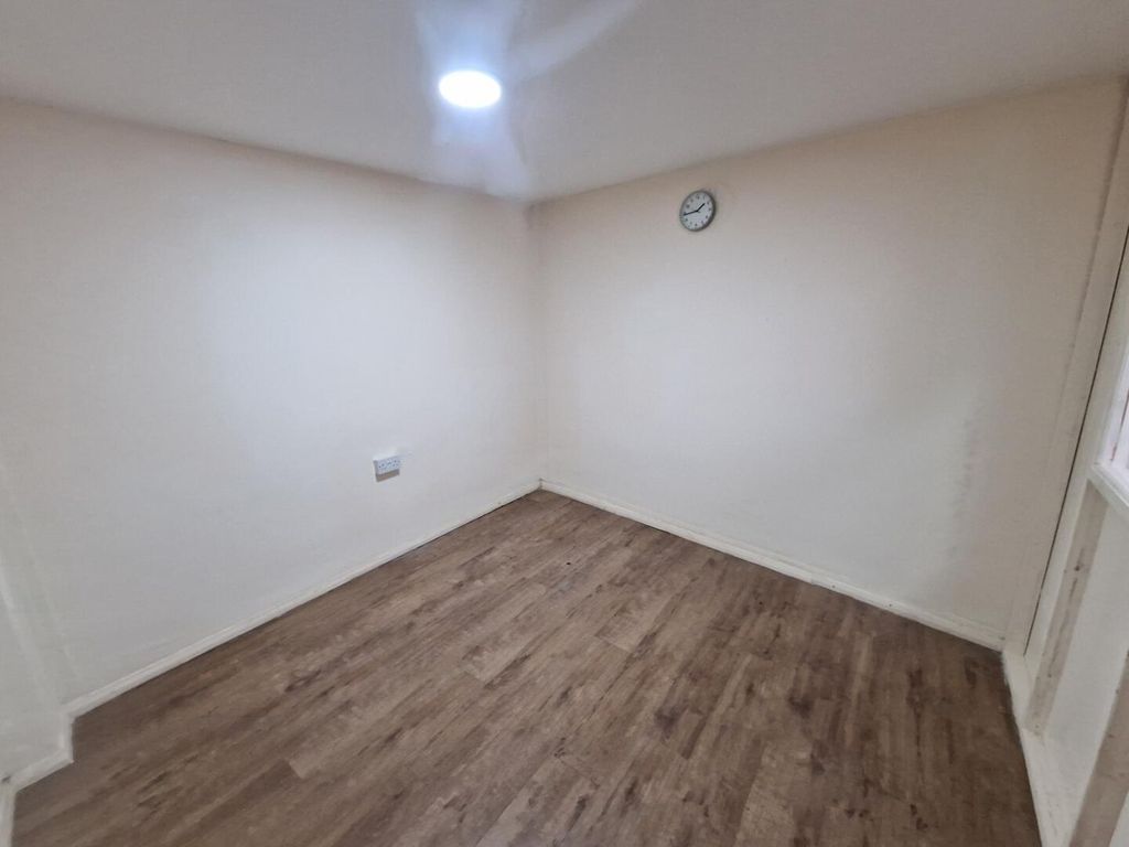 Property photo 2 of 4 Bedroom