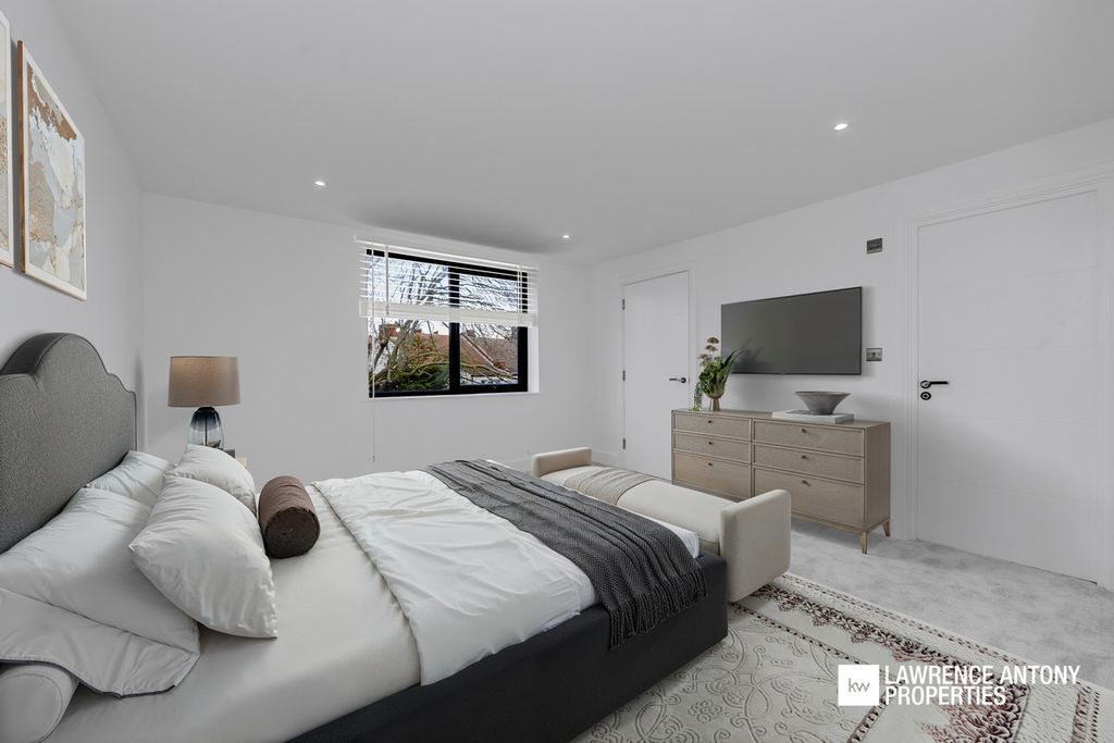 Additional image 12 of 2 bed flat for saleGrand Parade, Leigh-On-Sea SS9