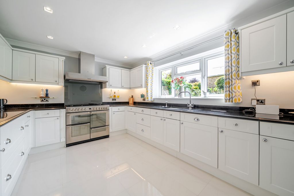 Property photo 2 of 21 1466865-7-6A281Bb...