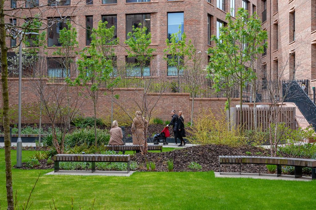 Property photo 1 of 10 Communal Gardens