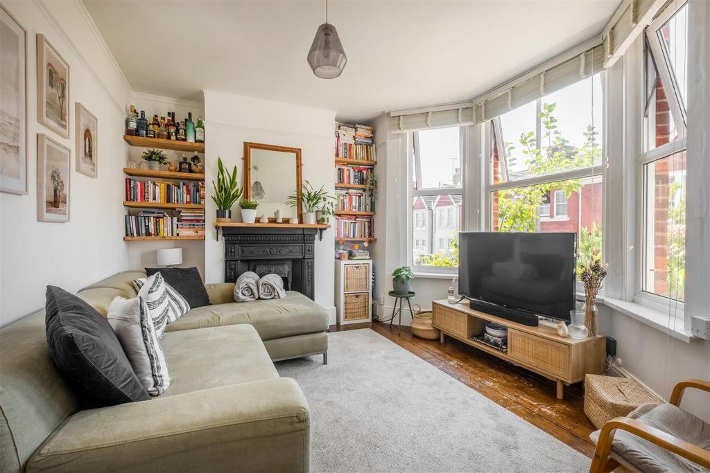 Property photo 3 of 18 16 Shanklin Road-4.Jpg