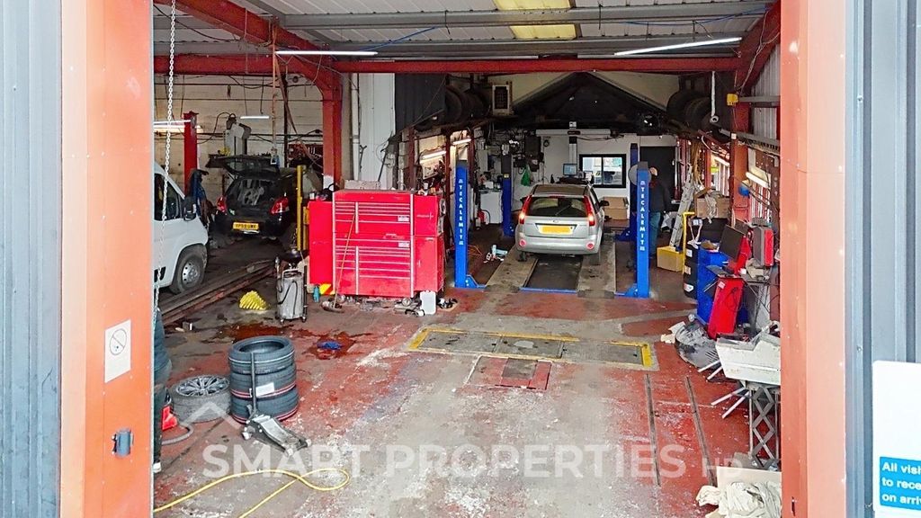 Property photo 3 of 7 Bay