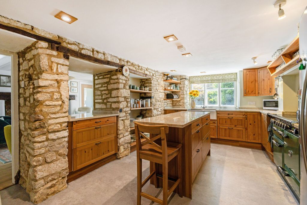 Property photo 3 of 40 Kitchen