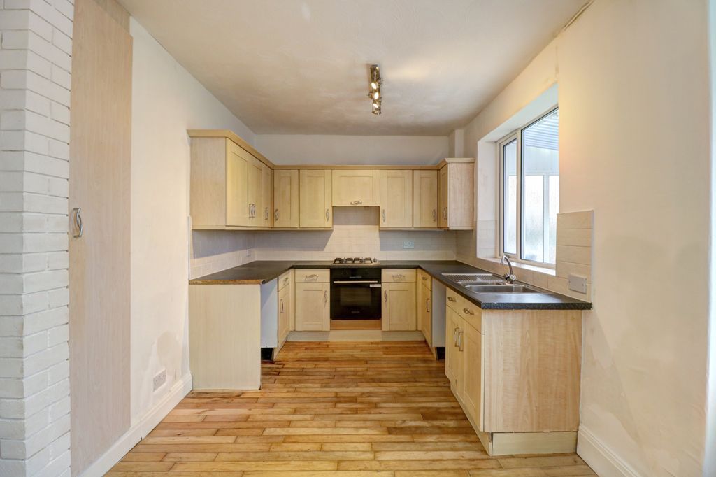 Property photo 1 of 17 Kitchen 1.1