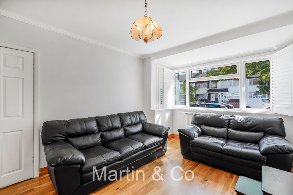 Property photo 3 of 25 1732907138 - 642 Mitcham Road Cr0 - 2