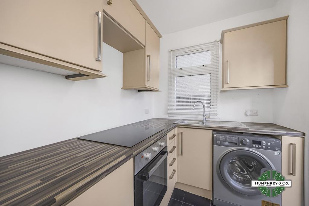 Property photo 3 of 15 Dagenham Avenue -015 (11).Jpg
