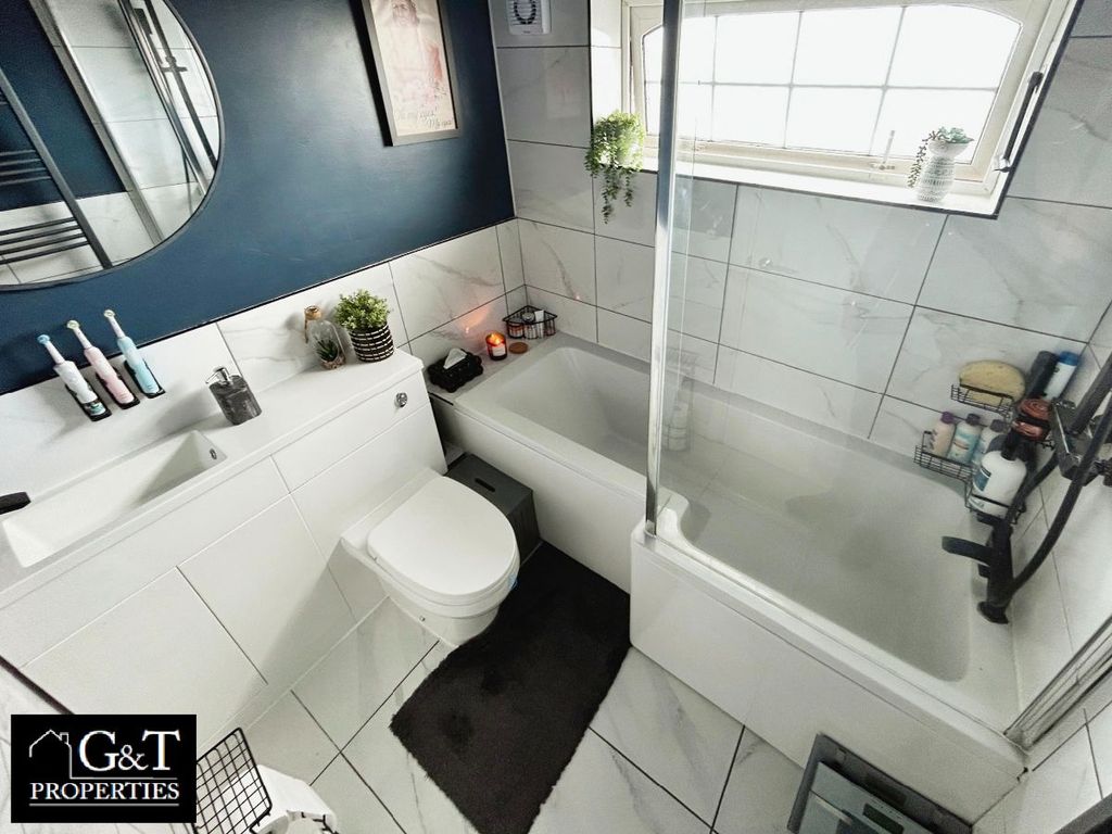 Property photo 2 of 24 Family Bathroom