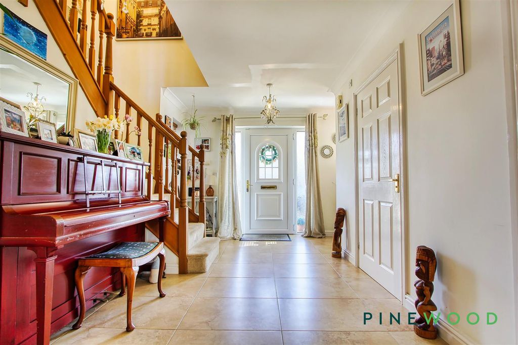 Property photo 3 of 51 Entrance Hall