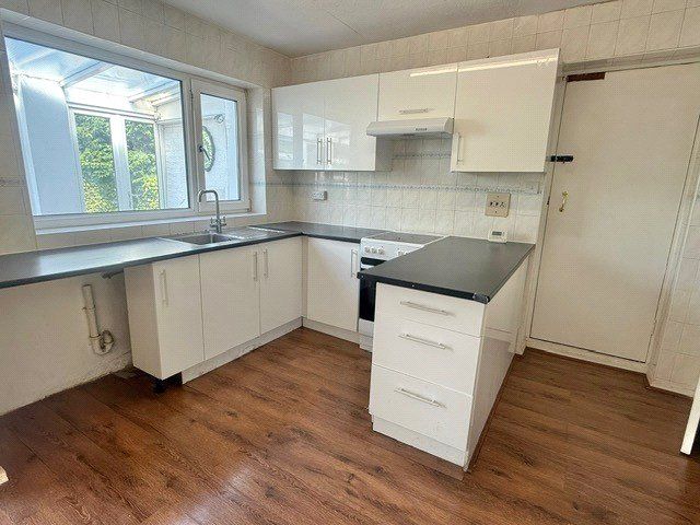 Property photo 3 of 18 Kitchen
