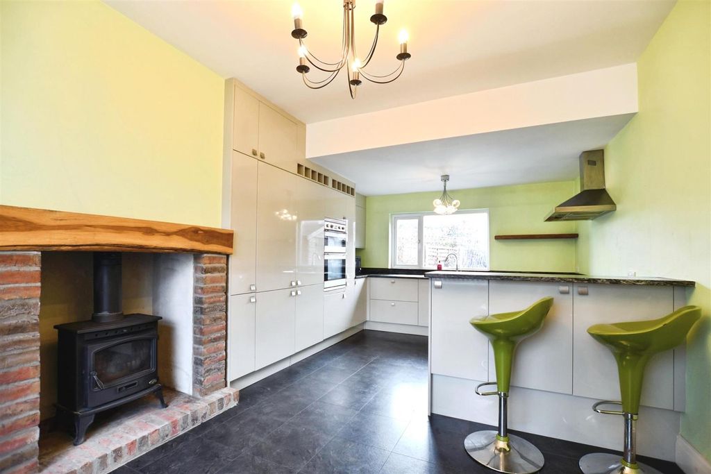 Property photo 2 of 21 Fitted Kitchen / Day Room