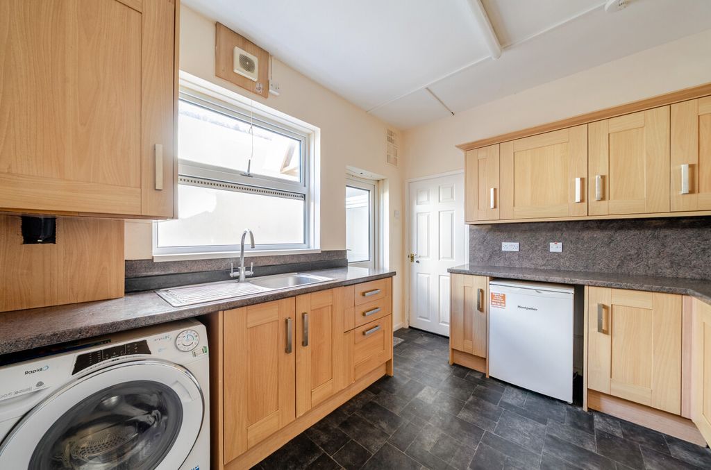 Property photo 2 of 14 1520440-18-6Aa02d...