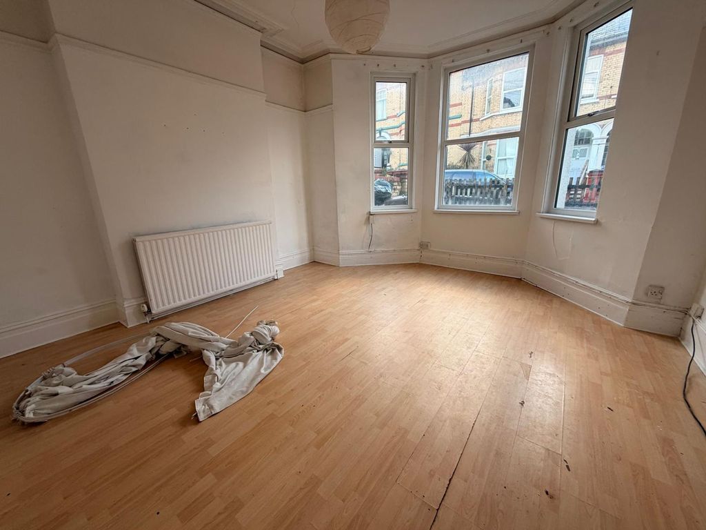 Property photo 3 of 28