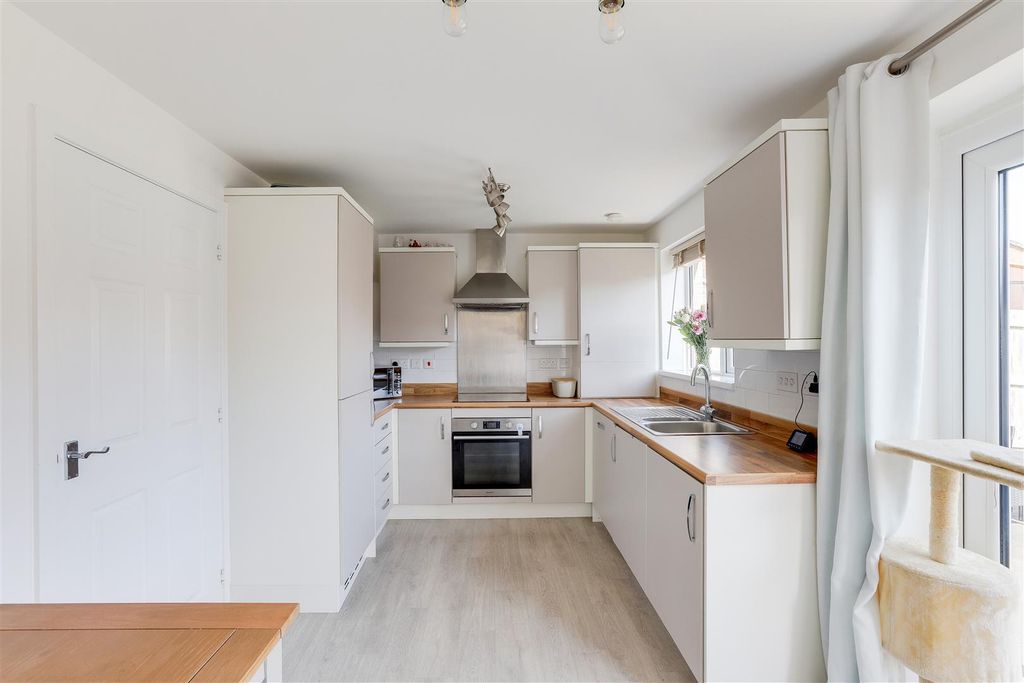 Property photo 3 of 18 300925_15.Jpg