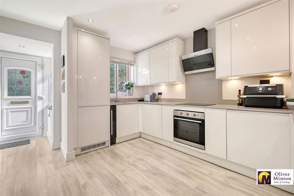 Property photo 3 of 32