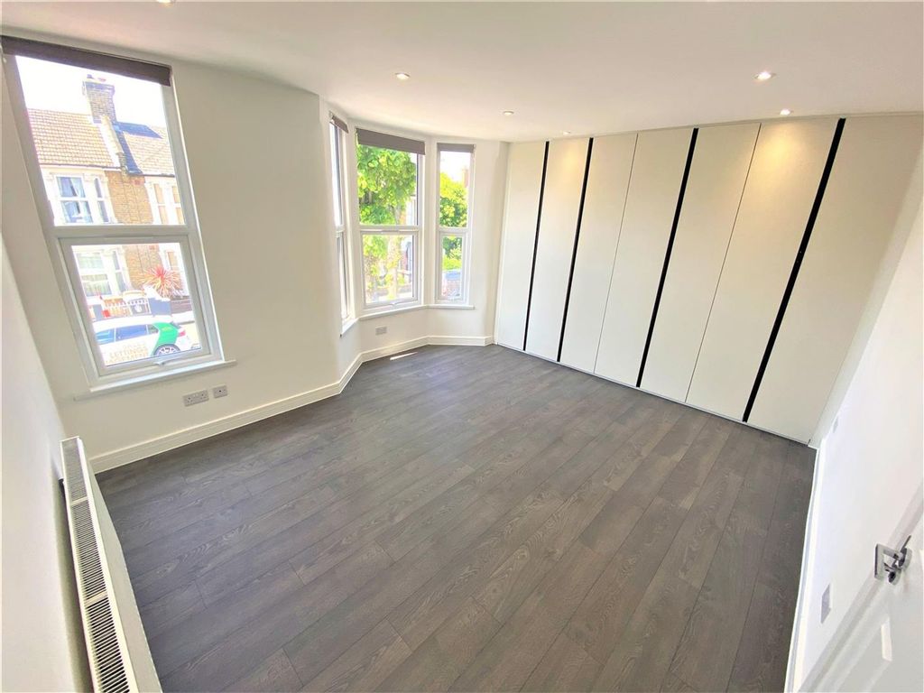 Property photo 2 of 5 Deynecourt Gdns E11