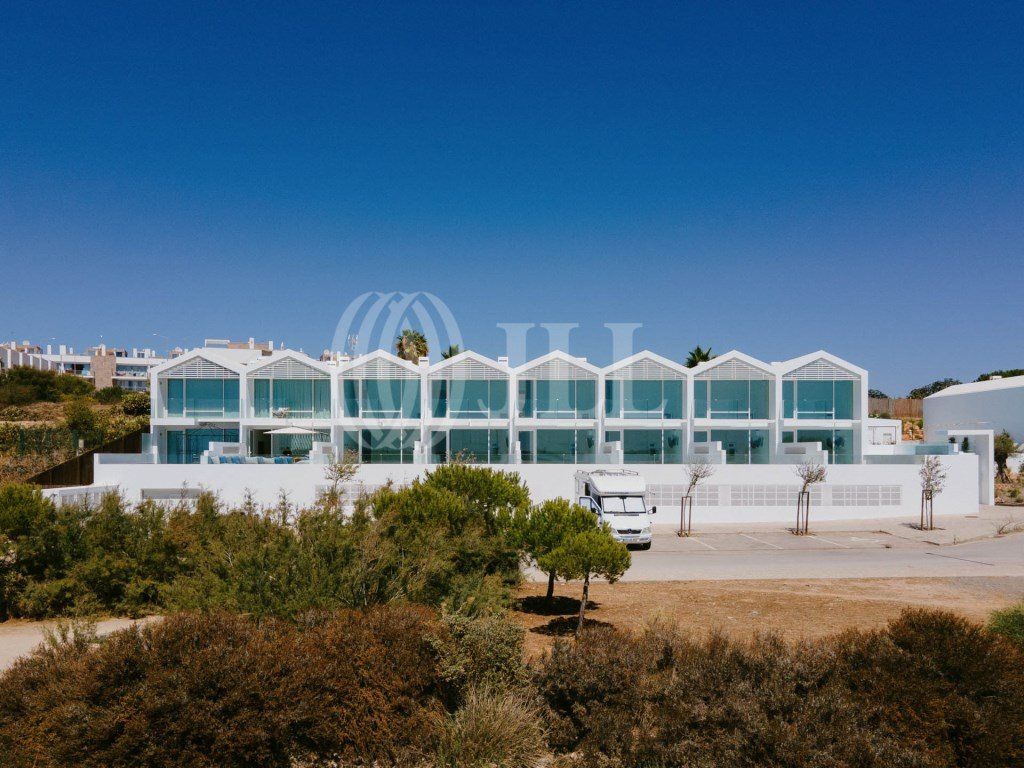 Property photo 1 of 24 3+1-Bedroom Villa With Private Terrace In Fuseta, Faro.