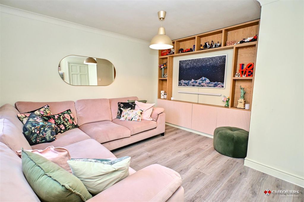 Property photo 3 of 19 Lounge