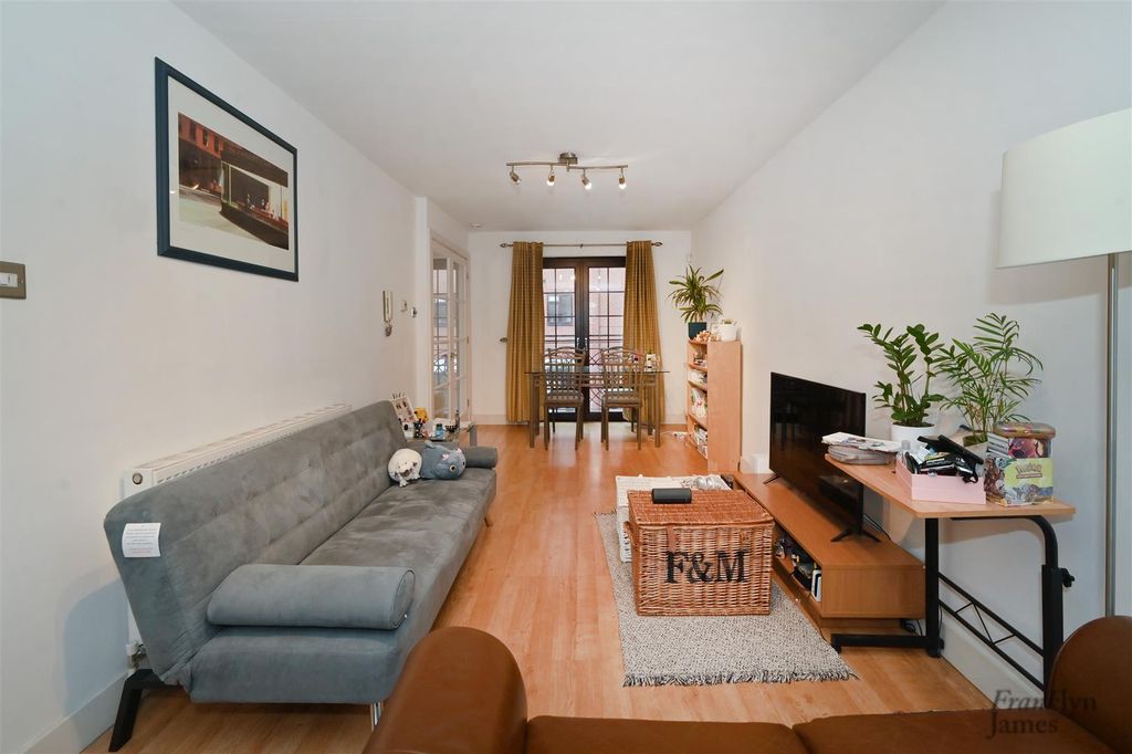 Property photo 1 of 11 St-George-Square (9).Jpg