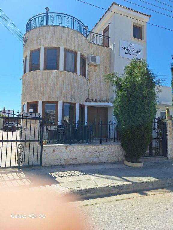Property photo 1 of 33