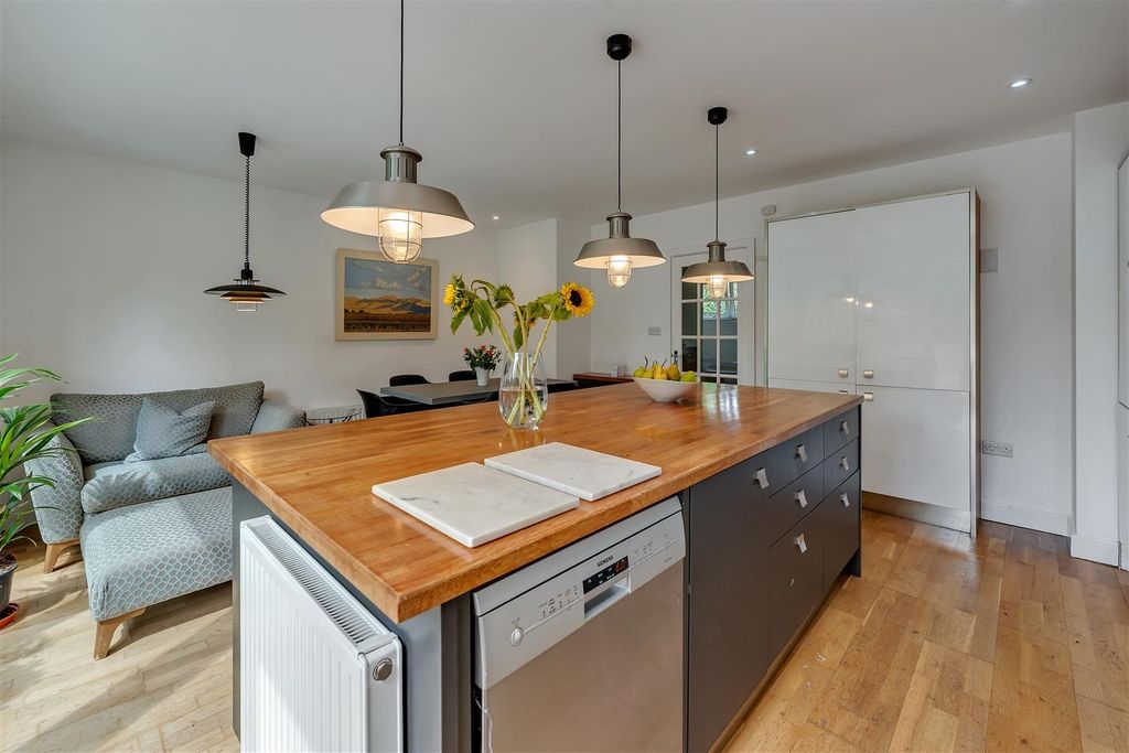 Property photo 3 of 17 Kitchen