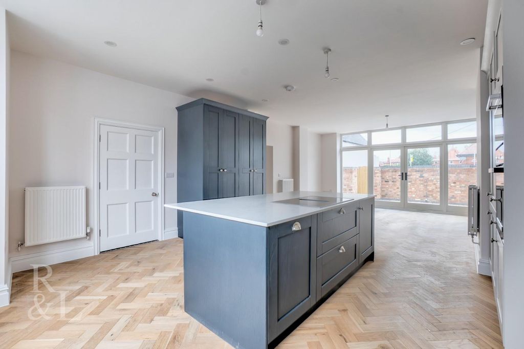 Property photo 2 of 33 8 Kilwardby (15).Jpg