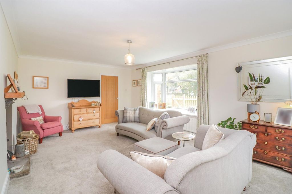 Property photo 3 of 30 Lounge