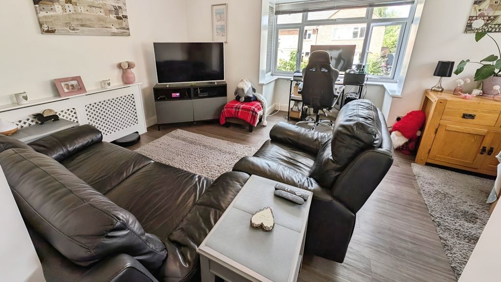 Property photo 3 of 19 Pbox-Living_Room-313693.Jpg