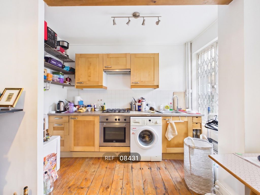 Property photo 3 of 6 Kitchen